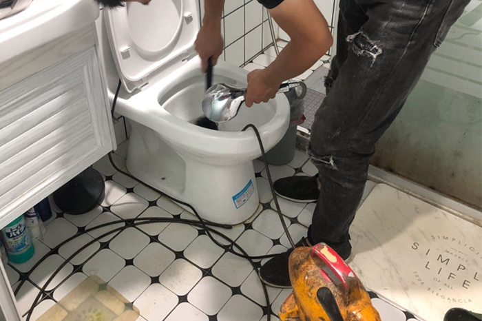 东澳镇马桶堵塞自己疏通还是找师傅？专业上门服务让你省时更省心