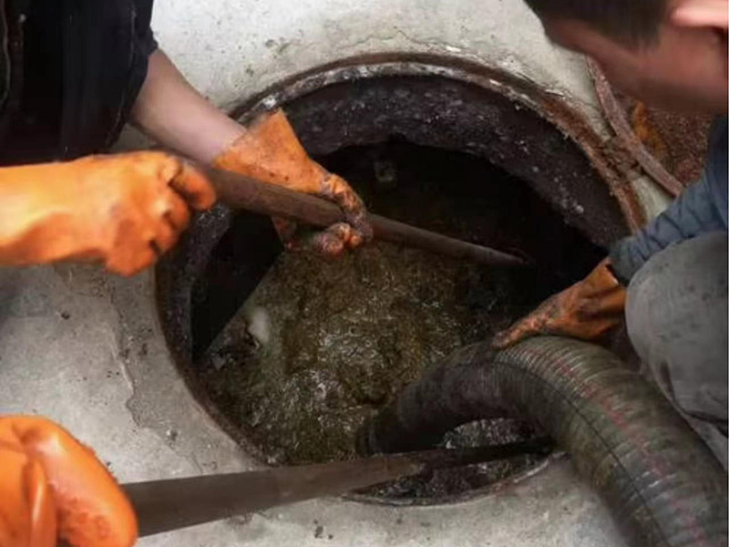 东澳镇清理化粪池时如何避免沼气的危害？